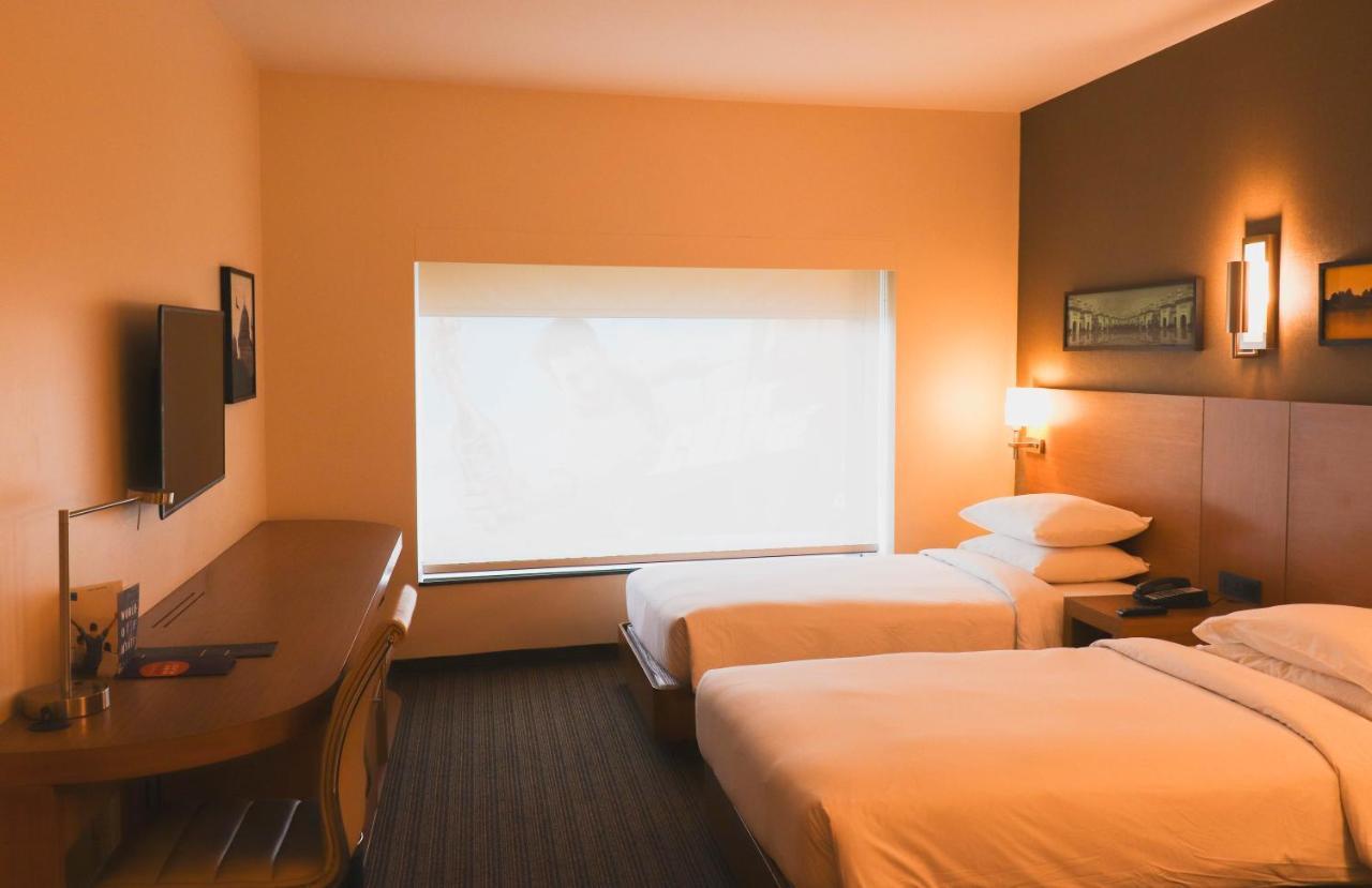 海得拉巴班哈拉山凯悦嘉轩酒店 外观 照片 A typical room at the Hilton Garden Inn